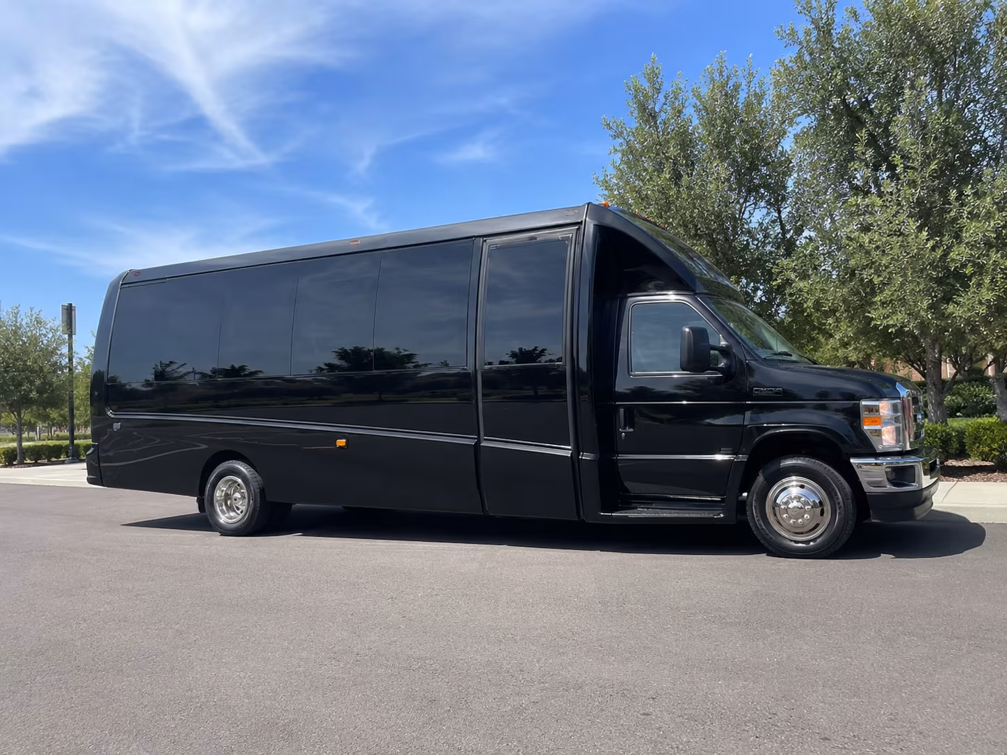 corporate and convention shuttle buses in bowling green